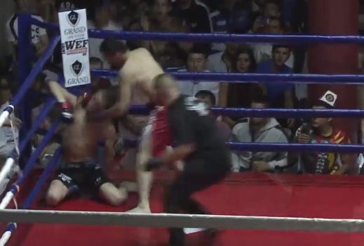 Давранов добивал соперника, стоящего на коленях - рефери «проспал» эпизод (Видео)