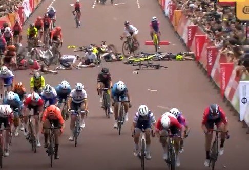 Велогонщицу Кирстен Уайлд дисквалифицировали из-за массовой аварии на финише (Видео)