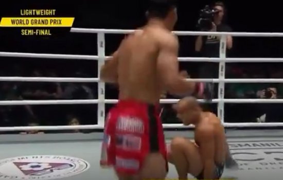 Альварез «обманул» соперника мнимой травмой и задушил (ONE)