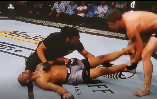 Миршерт задушил Гилса и сразу же кинулся приводить его в чувства (UFC)