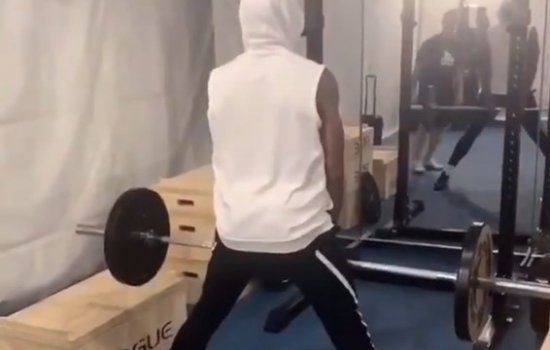 Леброн Джеймс показал, как они с Кармело Энтони «тягают железо» в межсезонье (Видео)