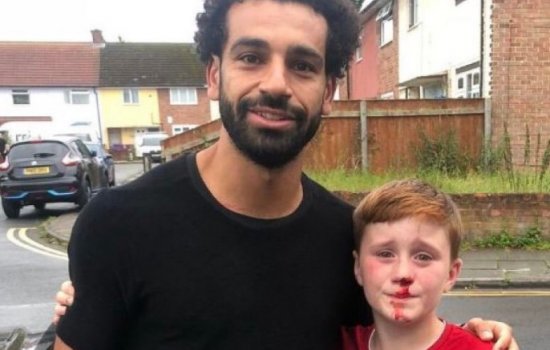 Юный фанат Салаха случайно разбил лицо, увидев футболиста