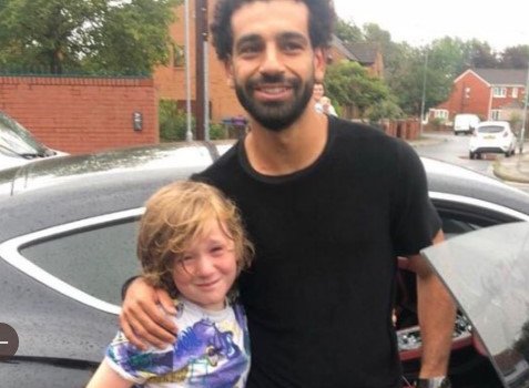 Юный фанат Салаха случайно разбил лицо, увидев футболиста