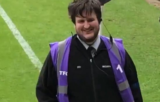 Британские фанаты нашли среди стюардов двойника Магуайра (Видео)