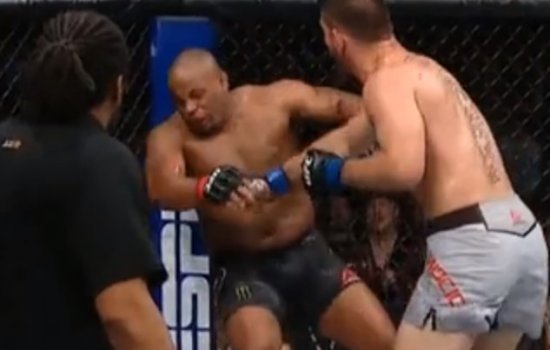 Миочич нокаутировал Кормье в борьбе за титул чемпиона UFC (Видео) Миочич нокаутировал Кормье в борьбе за титул чемпиона UFC (Видео)