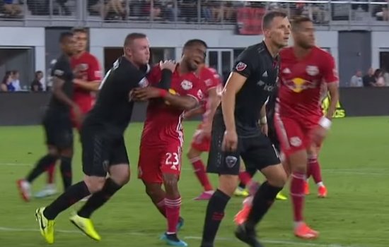 Руни получил прямую красную карточку в матче против «Нью-Йорка» (Видео)