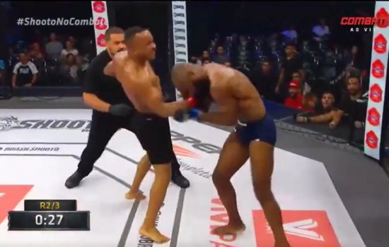 Кевени Лопес 20 секунд избивал соперника, пока тот не упал (Видео)