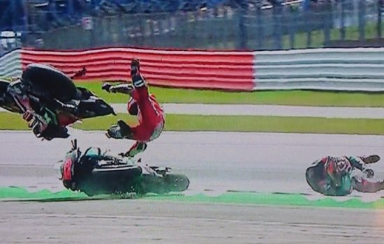 Серьезная авария двух мотогонщиков случилась в Сильверстоуне (Видео)