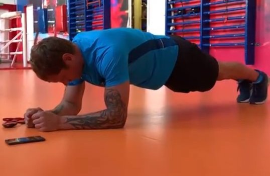 Александр Емельяненко прошел «Планка челлендж» - выдержал 10 минут (Видео)