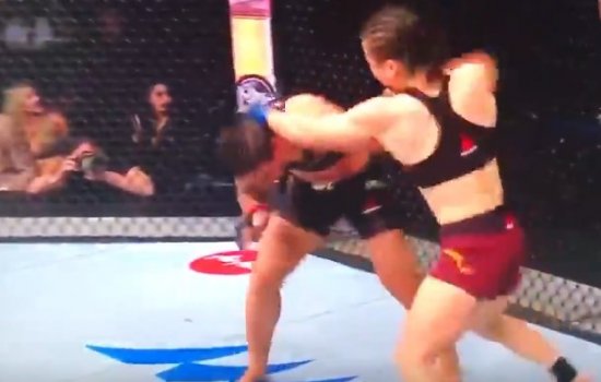 Китаянка Вэйли Жанг отняла титул чемпионки UFC у Андраде