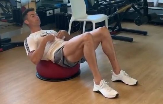 Криштиану Роналду показал, как сделать кубики на прессе (Видео)