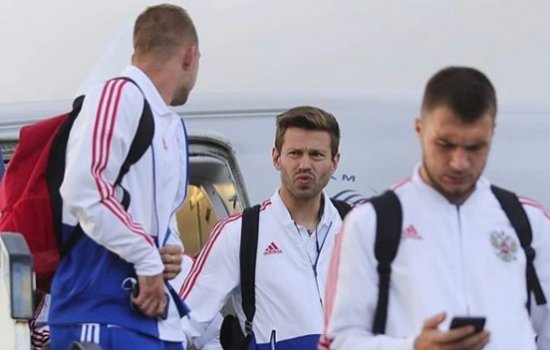 Сборная России по футболу прилетела в Шотландию - погода не ахти