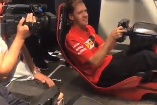 Феттель погонялся с журналистом на симуляторе (Видео)
