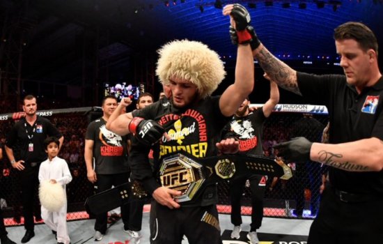 Хабиб досрочно победил Порье удушающим приемом в 3-м раунде (UFC, видео)