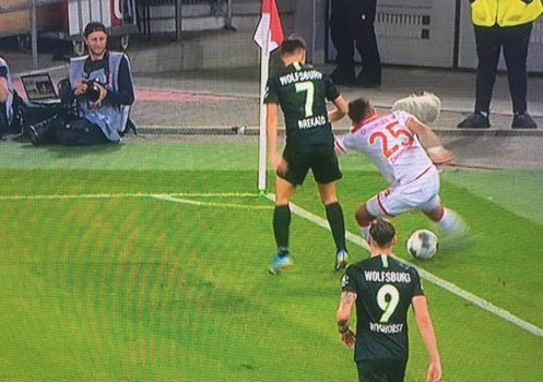 Немецкие судьи даже с помощью VAR не смогли определить явный аут и засчитали гол