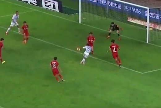 Футболист «Гуанчжоу» Захави забил шикарный победный гол рабоной (Видео)
