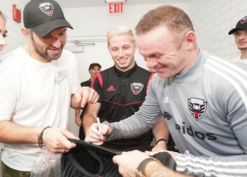 Руни подарил Овечкину футболку с автографом (Видео)