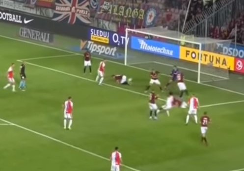 В пражском дерби футболист забил гол пятой точкой, стоя на коленях (Видео)