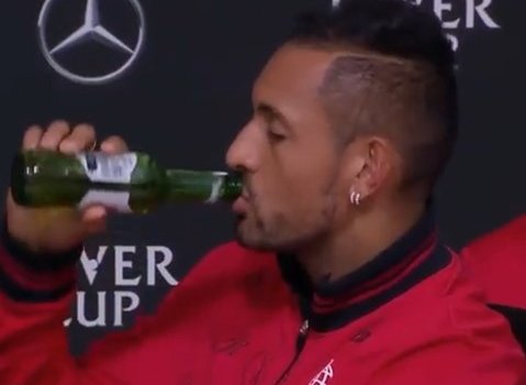 Кирьос на пресс-конференции стал пить пиво (Видео)