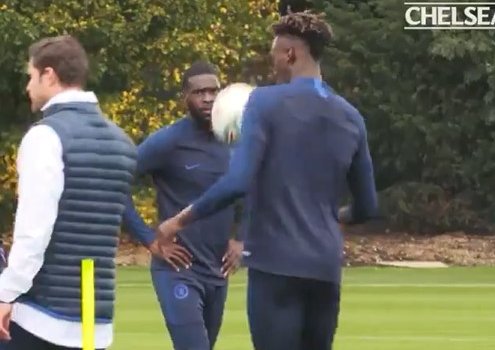 Футболист «Челси» Томори был в шоке от увиденного трюка Батшуайи (Видео)