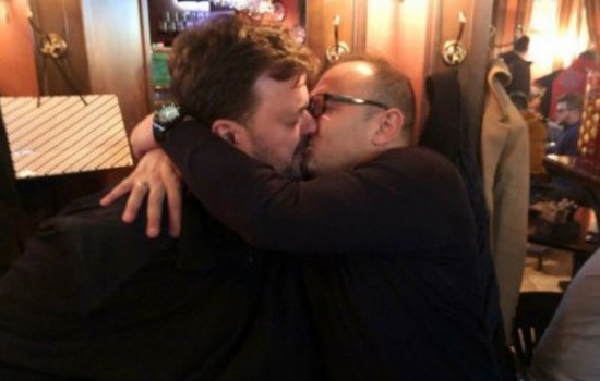 Комментаторы Генич и Уткин в знак примирения поцеловались в баре (Видео)