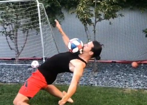 Ибрагимович поработал с мячом в стиле «Матрица» (Видео)