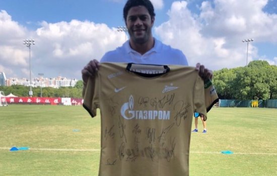 Халк получил от «Зенита» чемпионскую футболку с автографами
