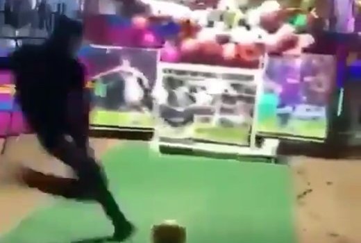 Болельщик пытался выиграть в уличном конкурсе - вышло не очень (Видео)