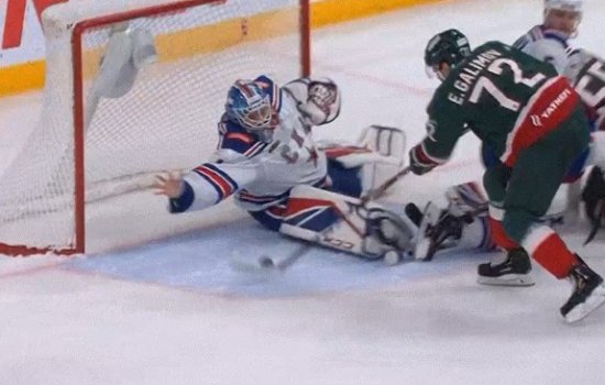 Вратарь «СКА» Алексей Мельничук пытался поймать шайбу голыми руками (Видео)