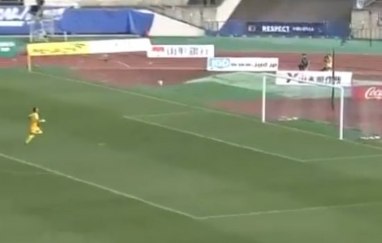 Курьез в японском футболе: 2 гола за 2 минуты с центра поля (Видео)