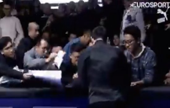 Китайские фанаты снукера атаковали О'Салливана в борьбе за автограф (Видео)