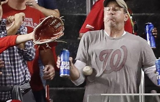 Болельщик на бейсболе сделал выбор в пользу пива (Видео)