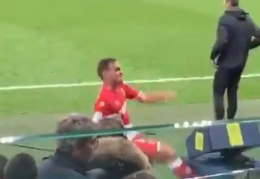 Футболист «Монако» Рубен Агилар пытался повредить установку VAR (Видео)