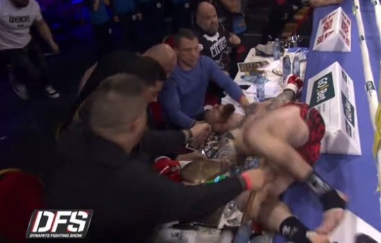 Бой кикбоксеров в Румынии завершился вылетом с ринга (Видео)