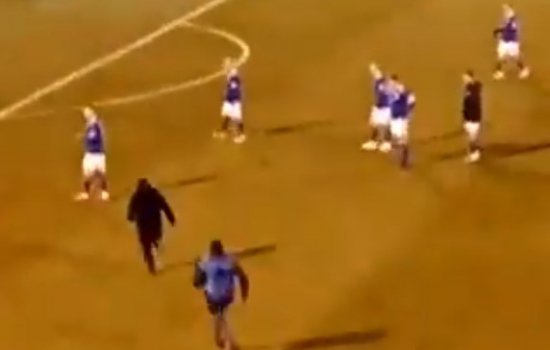 Болельщики «Факела» пытались разобраться с футболистами с помощью кулаков (Видео)