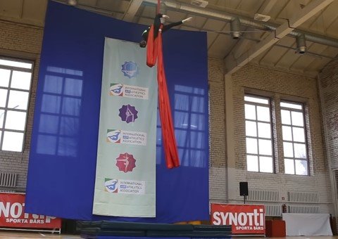 Молодая гимнастка сломала позвоночник из-за расхлябанности организаторов (Видео) Молодая гимнастка сломала позвоночник из-за расхлябанности организаторов (Видео)