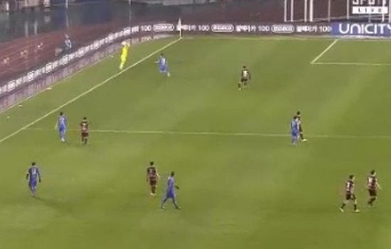 Курьезный гол в корейском футболе: вратарь пошел выбрасывать аут (Видео)