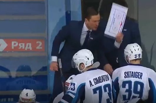 Недовольный тренер ВХЛ ударил своего хоккеиста по голове (Видео)