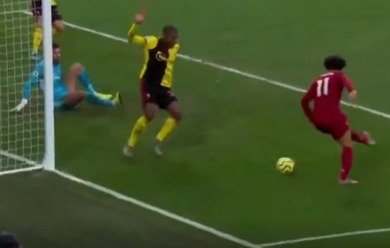 Фантастический гол Салаха: пяткой между ног защитнику (Видео)