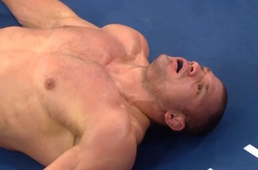 «Уральский Халк» Иван Штырков потерпел первое поражение в карьере (Видео)