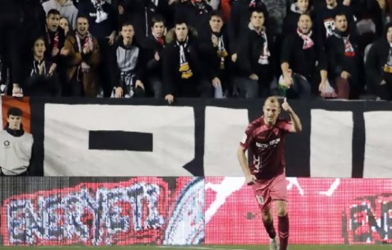 Фанаты «Райо Вальекано» сорвали матч, оскорбляя Зозулю (Видео)