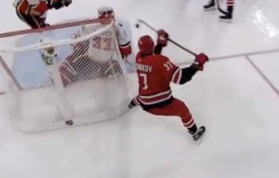 НХЛ решила сравнить 2 гола Свечникова из-за ворот (Видео)
