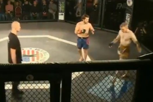 Хорватский боец Дуракович «отпросился» у рефери и ушел с ринга (Видео)