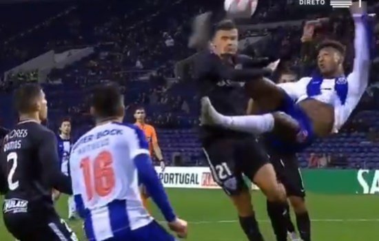 Зе Луиш с размаху пробил сопернику по голове вместо мяча (Видео)