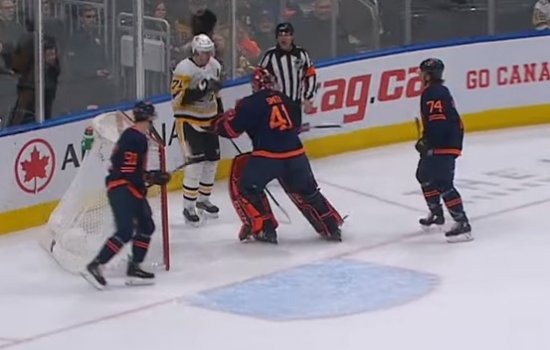 Вратарь «Эдмонтона» Смит полез в драку с Малкиным (Видео)