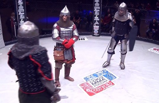 В Калининграде в октагоне провели бой в доспехах (Видео)