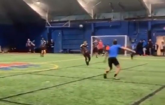 Потрясающий гол в любительском мини-футболе (Видео)