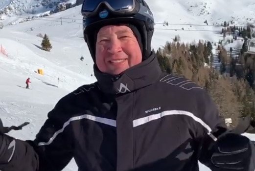 Слуцкий показал навыки катания на горных лыжах (Видео)