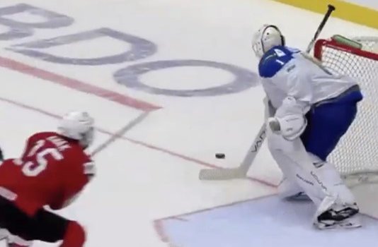 Казахстанский вратарь пропустил курьезную шайбу на МЧМ (Видео)