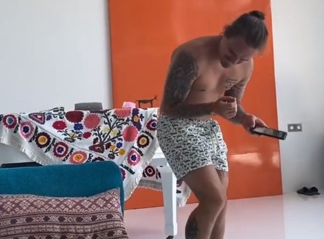 Защитник «Спартака» Андрей Ещенко празднует Новый год в одних шортах (Видео)